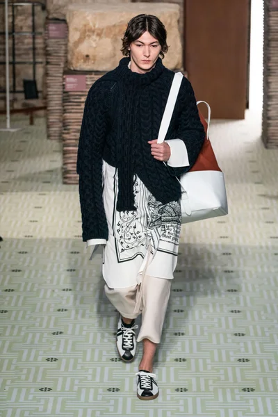 Look 10